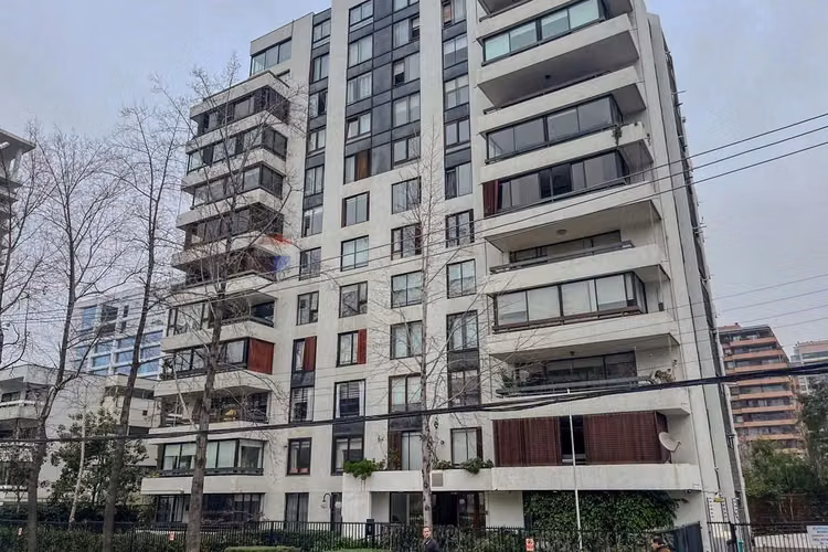 Amplio Departamento Renovado En Las Condes