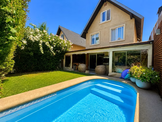 CASA EN CONDOMINIO CON PISCINA Y QUINCHO - Imagen 1