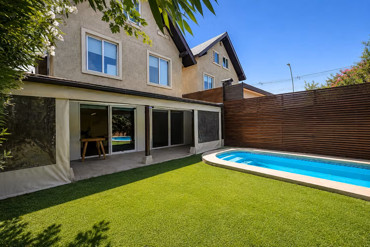CASA EN CONDOMINIO CON PISCINA Y QUINCHO - Imagen 23