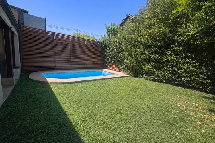 CASA EN CONDOMINIO CON PISCINA Y QUINCHO - Imagen 21