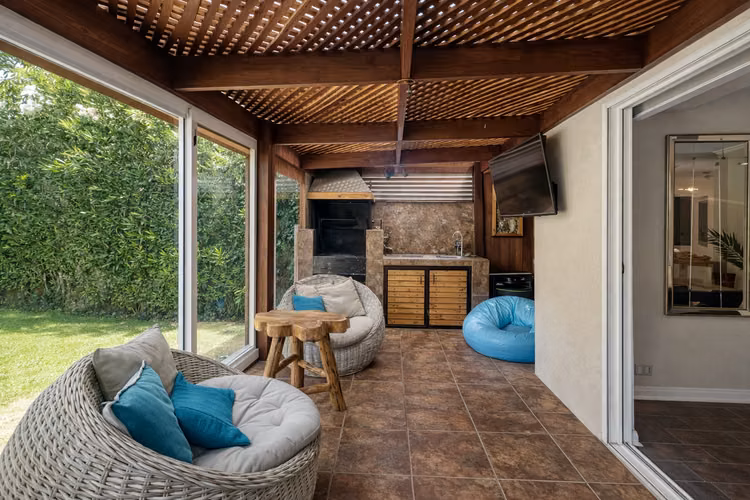 CASA EN CONDOMINIO CON PISCINA Y QUINCHO - Imagen 2