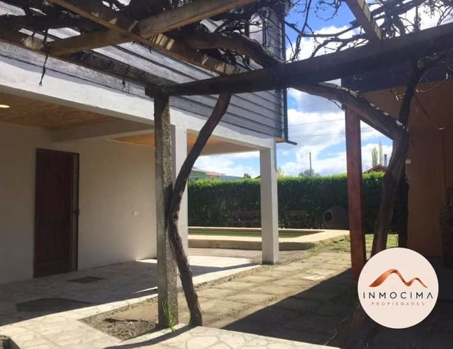 Venta Casa en Quillón: 4 Dormitorios, Amplio Terreno y Piscina