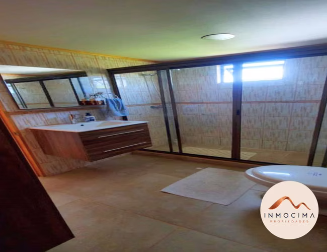 Venta Casa en Quillón: 4 Dormitorios, Amplio Terreno y Piscina