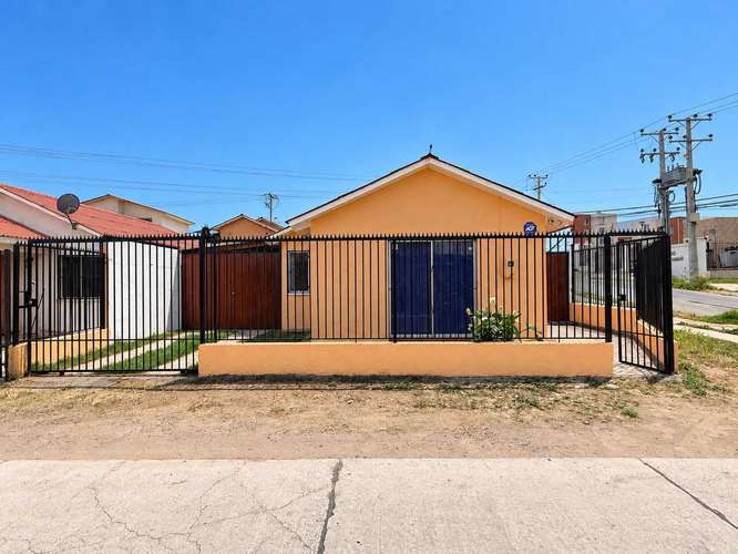 Moderna Casa con Excelente Conectividad (185614)