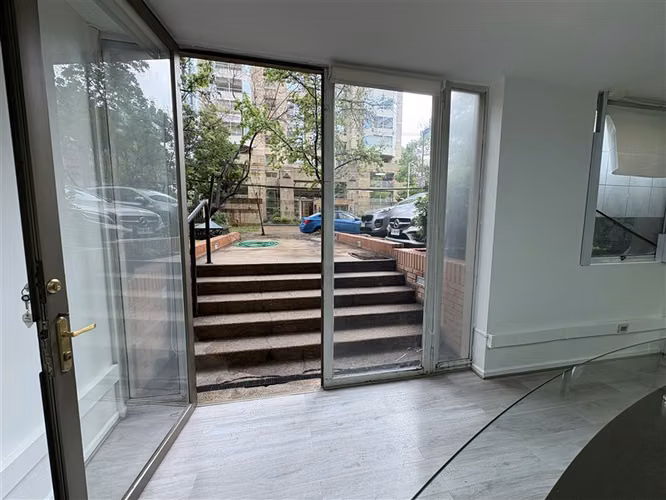 Oficina con acceso/visibilidad calle arriendo en Las Condes