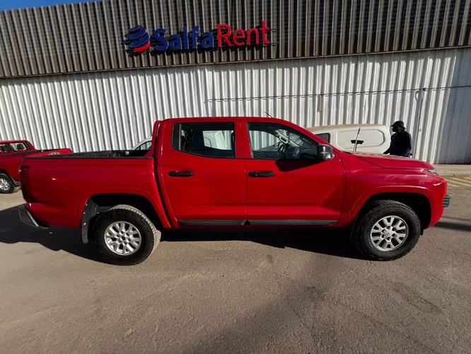 Mitsubishi L200 KATANA D/C 2.4 TDI MT XRT 4X4 2023 - Imagen 8