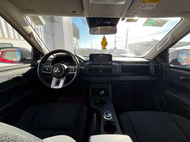 Mitsubishi L200 KATANA D/C 2.4 TDI MT XRT 4X4 2023 - Imagen 14