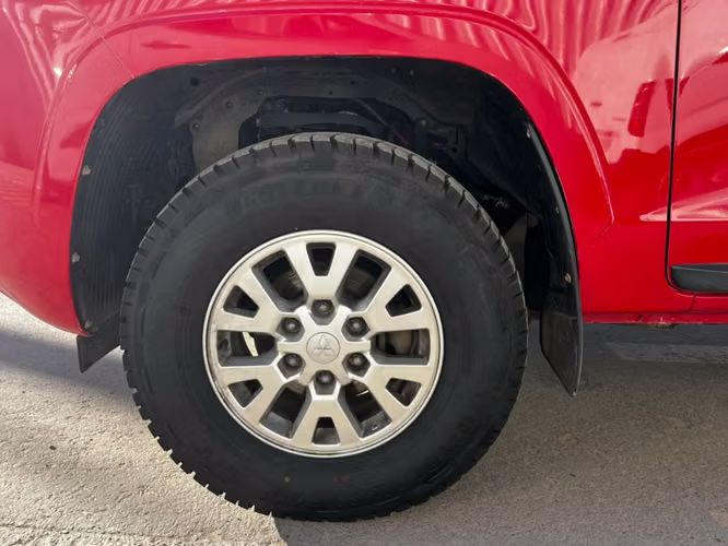 Mitsubishi L200 KATANA D/C 2.4 TDI MT XRT 4X4 2023 - Imagen 10