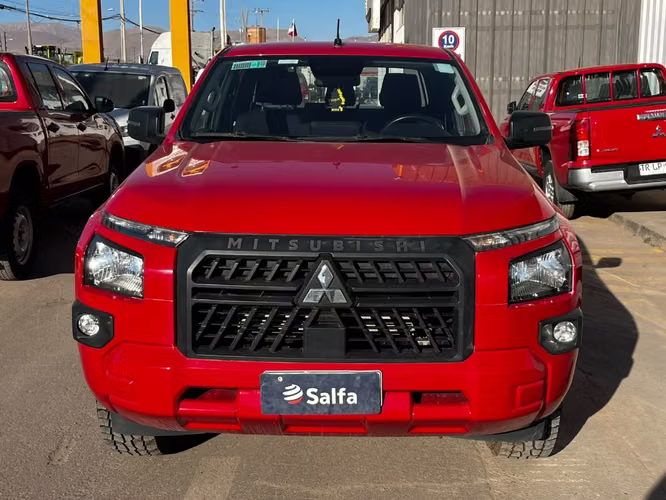 Mitsubishi L200 KATANA D/C 2.4 TDI MT XRT 4X4 2023 - Imagen 2