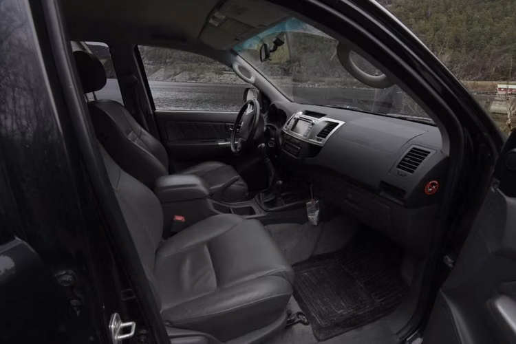 Toyota Hilux DOBLE CABINA III 171 D-4D INVENCIBLE