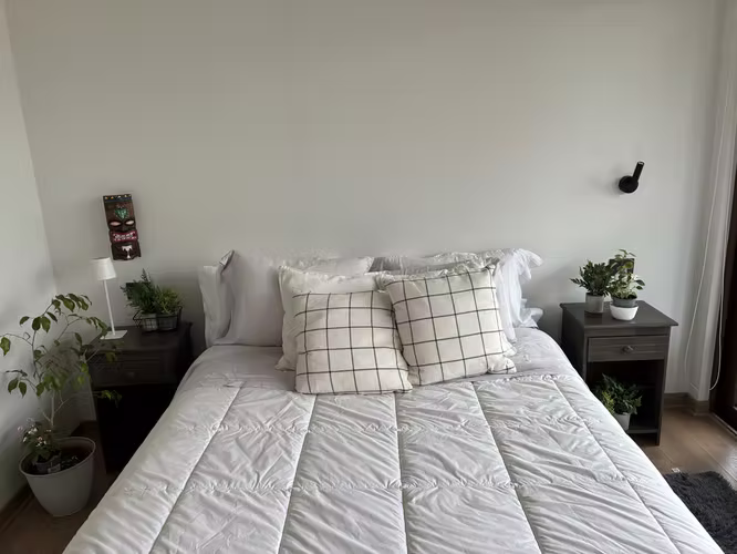 ¡VENDO CAMA y COLCHÓN CANNON DE 2 PLAZAS + 2 VELADORES – LAS CONDES!