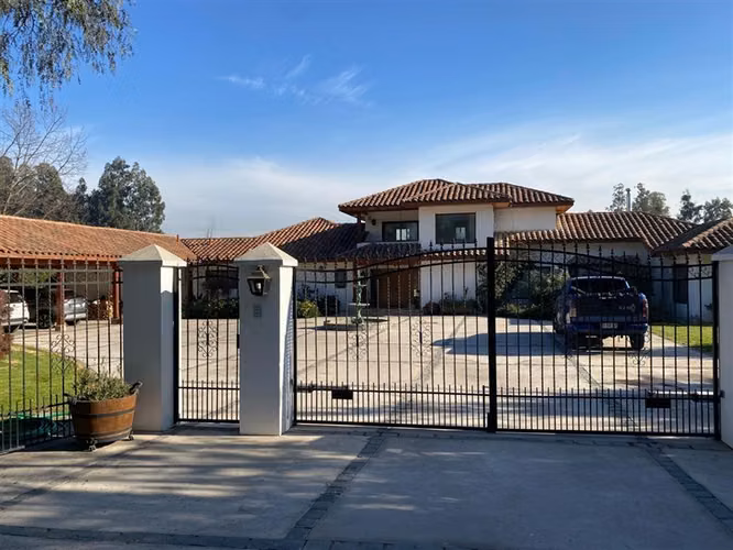 CASA AP117 Trebulco 5 dormitorios 5 baños más baño visitas, 615 m2 municipales en 7.237 de terreno Piscina, tuba y sauna