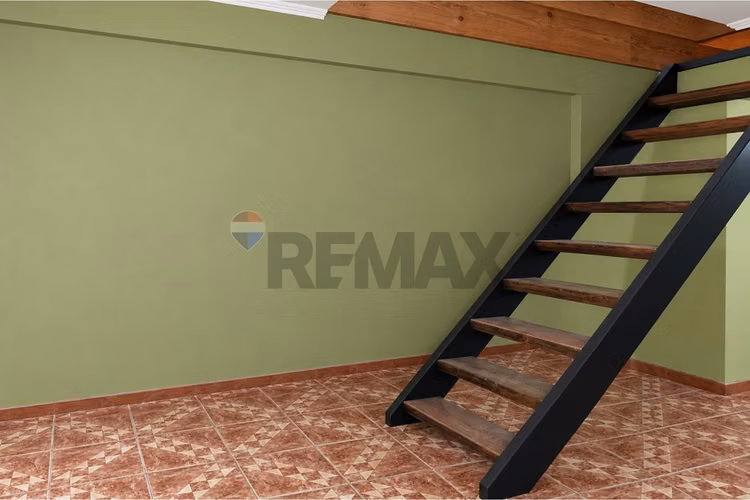 Casa de 2 niveles con excelente ubicación - Imagen 9