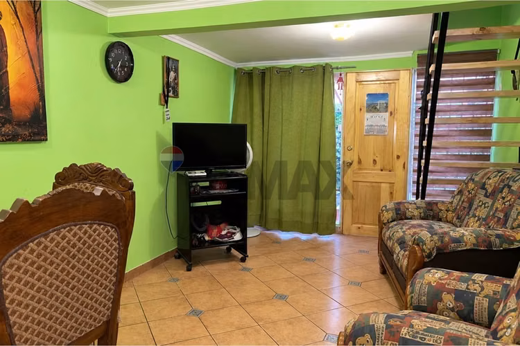 Casa de 2 niveles con excelente ubicación - Imagen 7