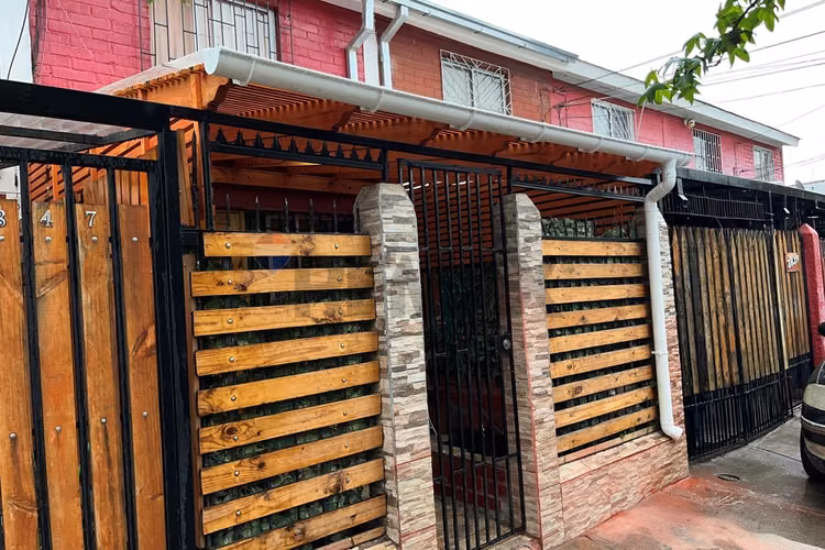 Casa de 2 niveles con excelente ubicación - Imagen 3