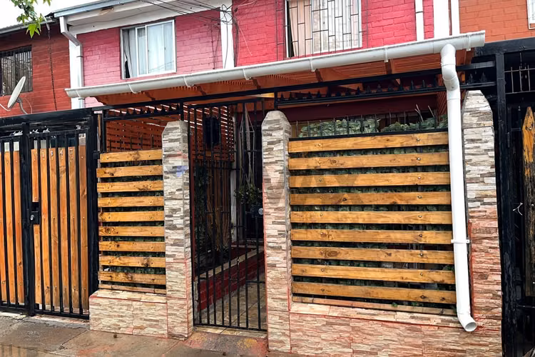 Casa de 2 niveles con excelente ubicación