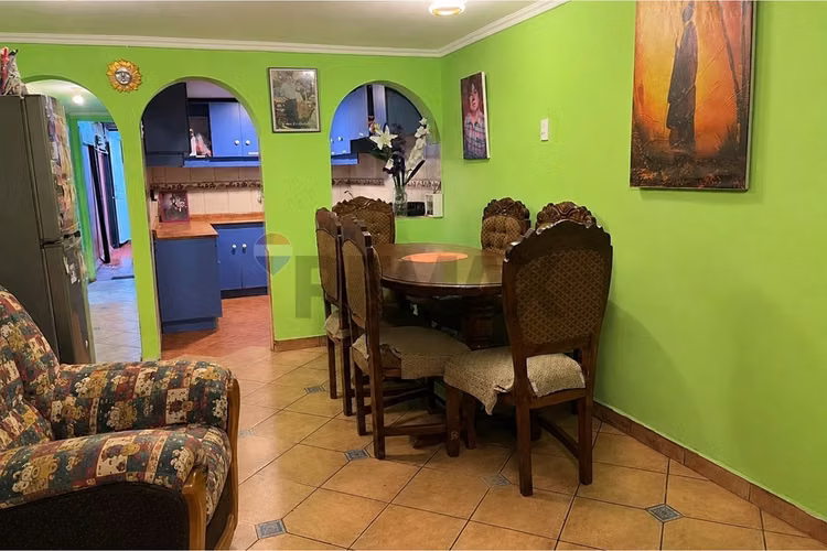 Casa de 2 niveles con excelente ubicación - Imagen 6