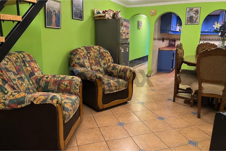 Casa de 2 niveles con excelente ubicación - Imagen 5