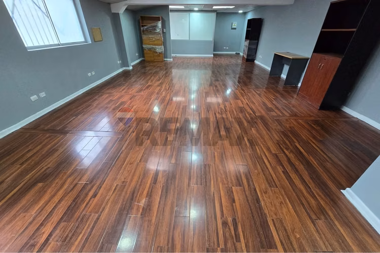 Local comercial con oficina de 176 m²