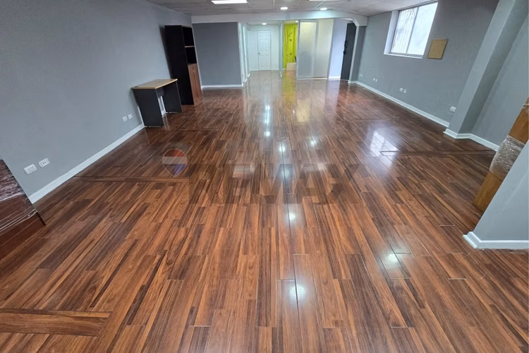 Local comercial con oficina de 176 m²