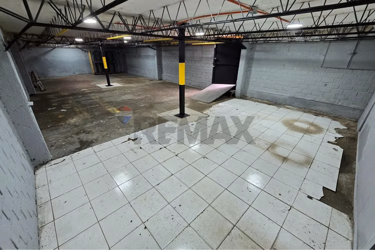 Local comercial con oficina de 176 m²