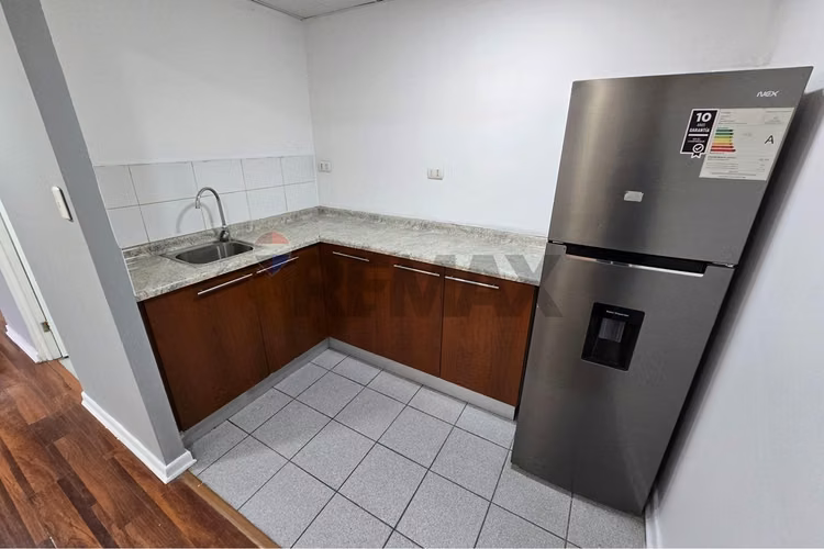Local comercial con oficina de 176 m²