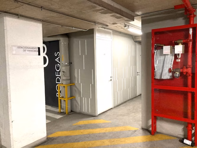 ARRIENDO BODEGA EN EDIFICIO CLASE A