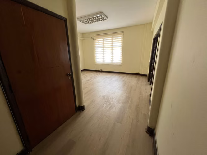 ARRIENDO OFICINA EXCELENTE UBICACION A PASOS DEL METRO