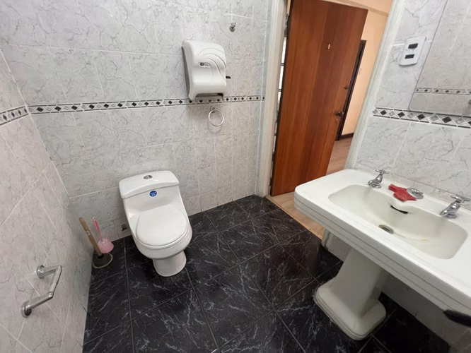 ARRIENDO OFICINA EXCELENTE UBICACION A PASOS DEL METRO