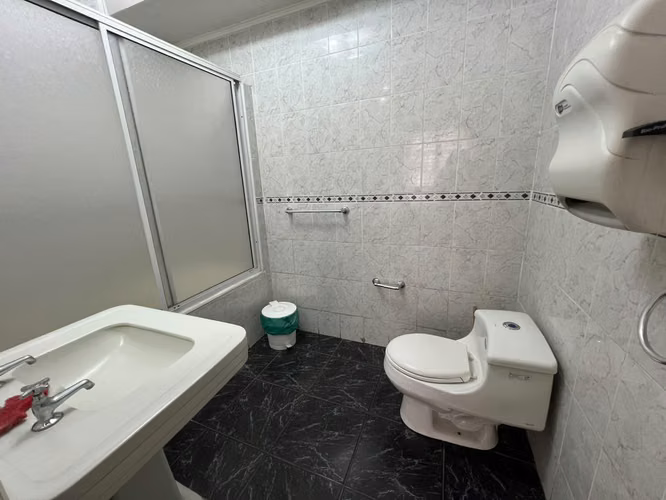 ARRIENDO OFICINA EXCELENTE UBICACION A PASOS DEL METRO