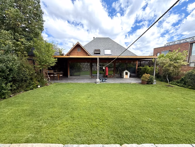 CASA 6D/4B EN CONDOMINIO PEÑALOLÉN 570 M CON SEGURIDAD
