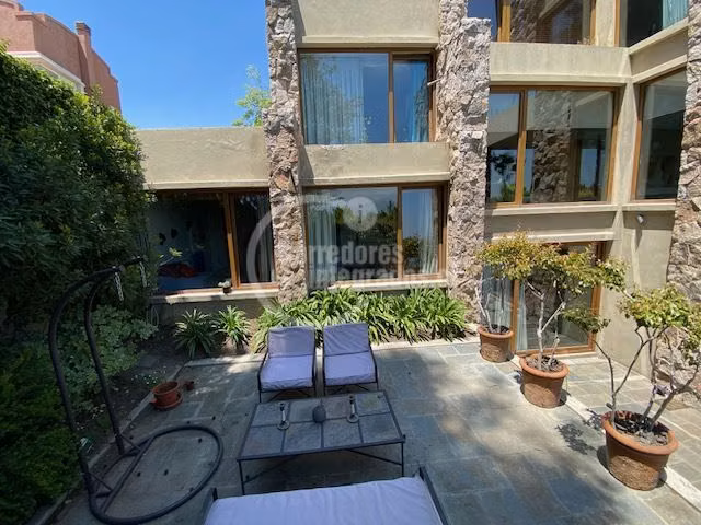 Casa en arriendo de 7 dormitorios en Las Condes condominio