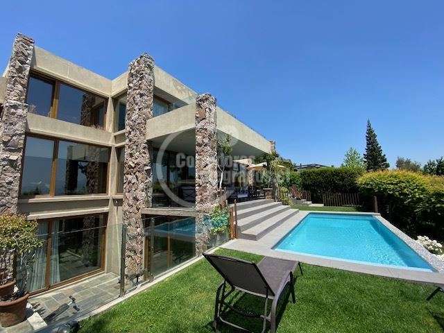 Casa en arriendo de 7 dormitorios en Las Condes condominio
