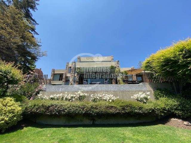 Casa en arriendo de 7 dormitorios en Las Condes condominio