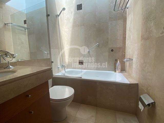Casa en arriendo de 7 dormitorios en Las Condes condominio