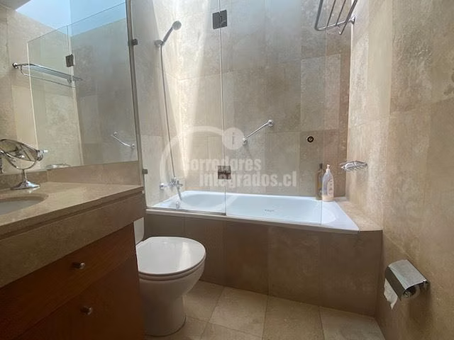 Casa en arriendo de 7 dormitorios en Las Condes condominio