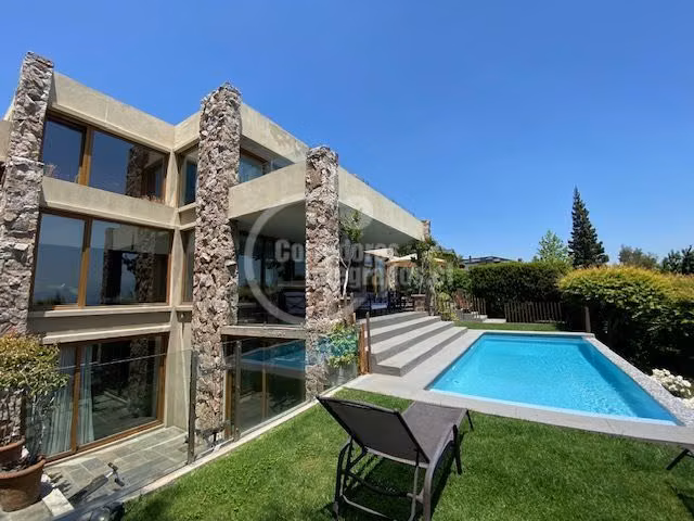 Casa en arriendo de 7 dormitorios en Las Condes condominio