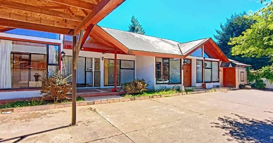 Se vende  propiedad en Valdivia. Ubicada en Villa Los Encinos. - 216 construidos - 591 terreno.