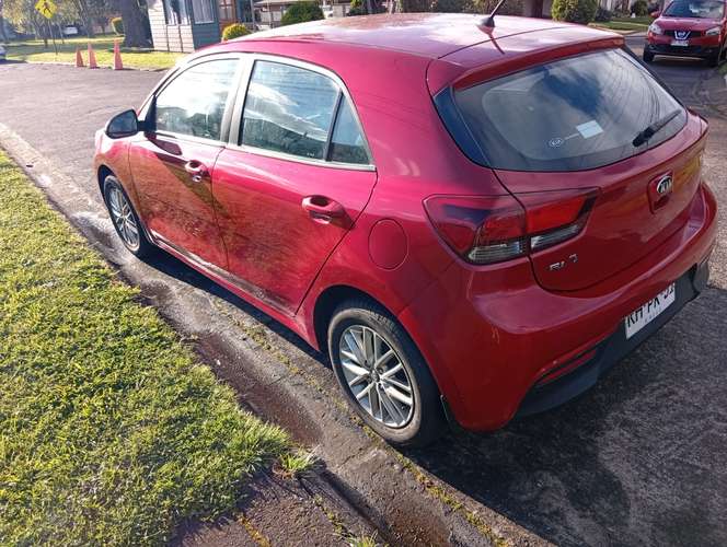 Kia Rio 5 de 47000 km 2022 1.4LX 6MT CL (Rojo)