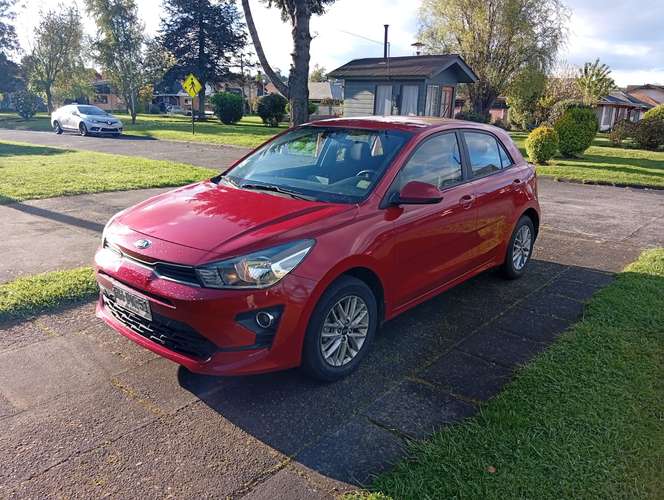 Kia Rio 5 de 47000 km 2022 1.4LX 6MT CL (Rojo)