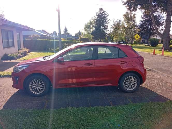 Kia Rio 5 de 47000 km 2022 1.4LX 6MT CL (Rojo)