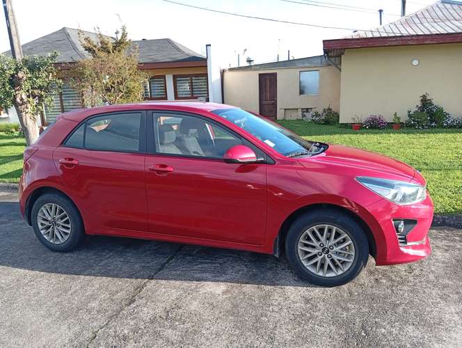 Kia Rio 5 de 47000 km 2022 1.4LX 6MT CL (Rojo)