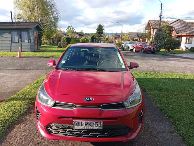 Kia Rio 5 de 47000 km 2022 1.4LX 6MT CL (Rojo)
