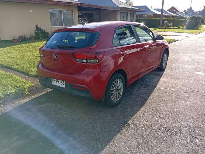 Kia Rio 5 de 47000 km 2022 1.4LX 6MT CL (Rojo)