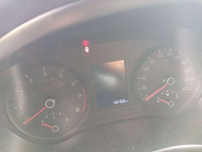 Kia Rio 5 de 47000 km 2022 1.4LX 6MT CL (Rojo)