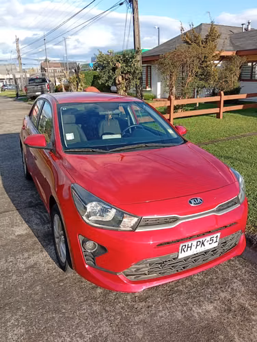 Kia Rio 5 de 47000 km 2022 1.4LX 6MT CL (Rojo)