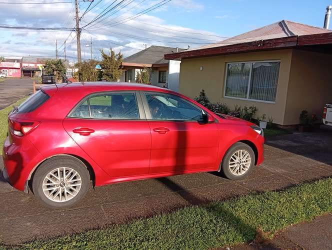 Kia Rio 5 de 47000 km 2022 1.4LX 6MT CL (Rojo)
