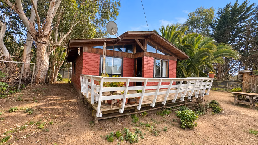 CASA CON AMPLIO TERRENO EN HORCÓN CENTRO A PASOS DE LA PLAYA