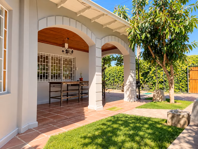 EMPRENDE Y VIVE EN TU PROPIA CASA  330 M2 MAS BODEGAS