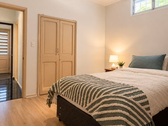 EMPRENDE Y VIVE EN TU PROPIA CASA  330 M2 MAS BODEGAS